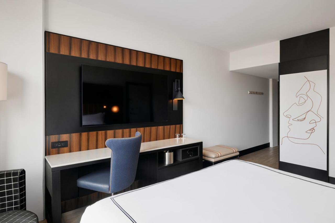 The Godfrey Detroit, Curio Collection By Hilton Hotell Exteriör bild