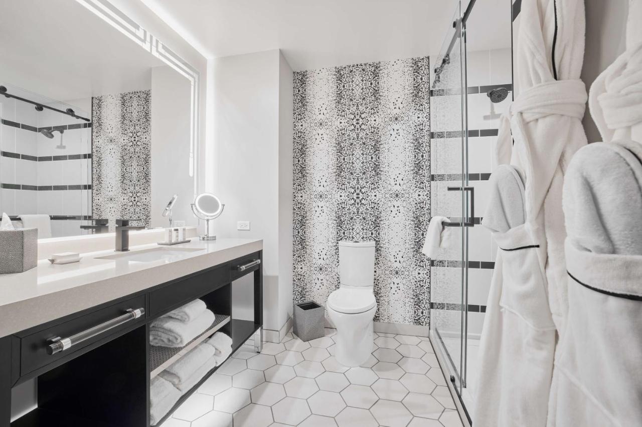 The Godfrey Detroit, Curio Collection By Hilton Hotell Exteriör bild
